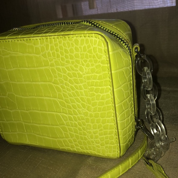 Small cross body neon green purse - Picture 2 of 3